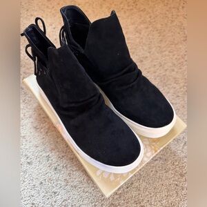 NIB VERY G HARVEST SNEAKERS—Women's Black (faux) Suede